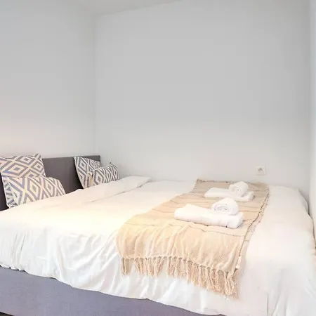 4-person By With Parking Οστένδη